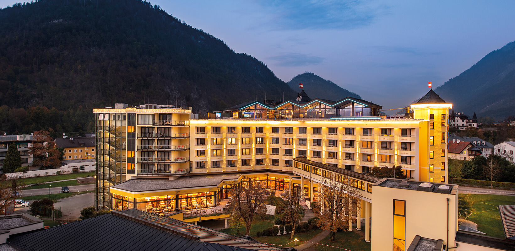 Osvícená budova střediska Eurotherme, hotel Royal