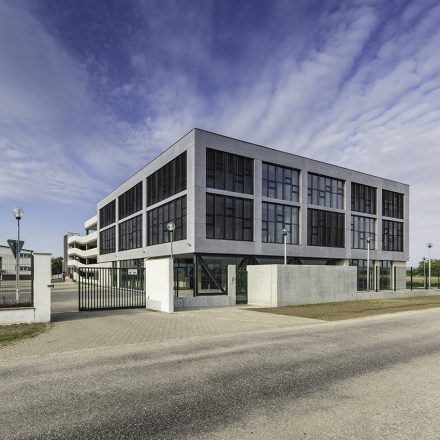 Pohled na administrativní budovu EKOM na Slovensku
