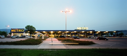 Večerní pohled na prodejnu a čerpací stanici Metro Žilina, Slovensko