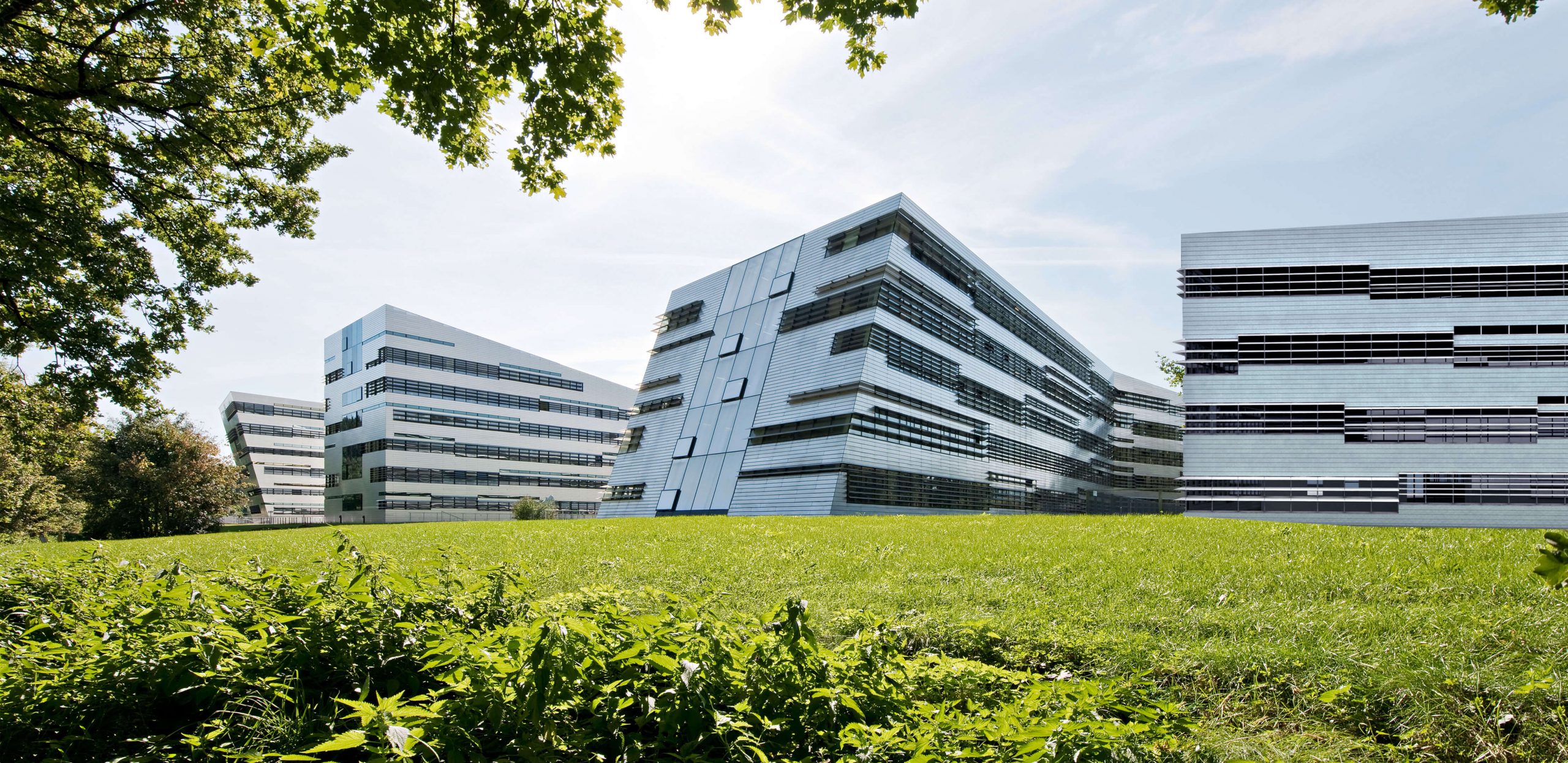 Zadní na pohled na Vědecký park Johannes Kepler University, budova 4 a 5, Linz, Rakousko