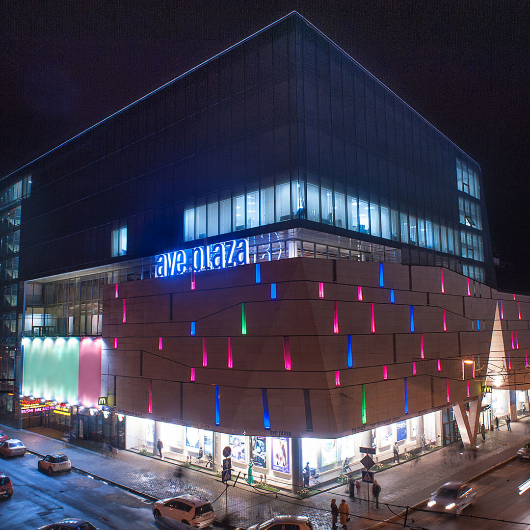 Vnější večerní pohled na nákupní centrum AVE PLAZA na Ukrajině