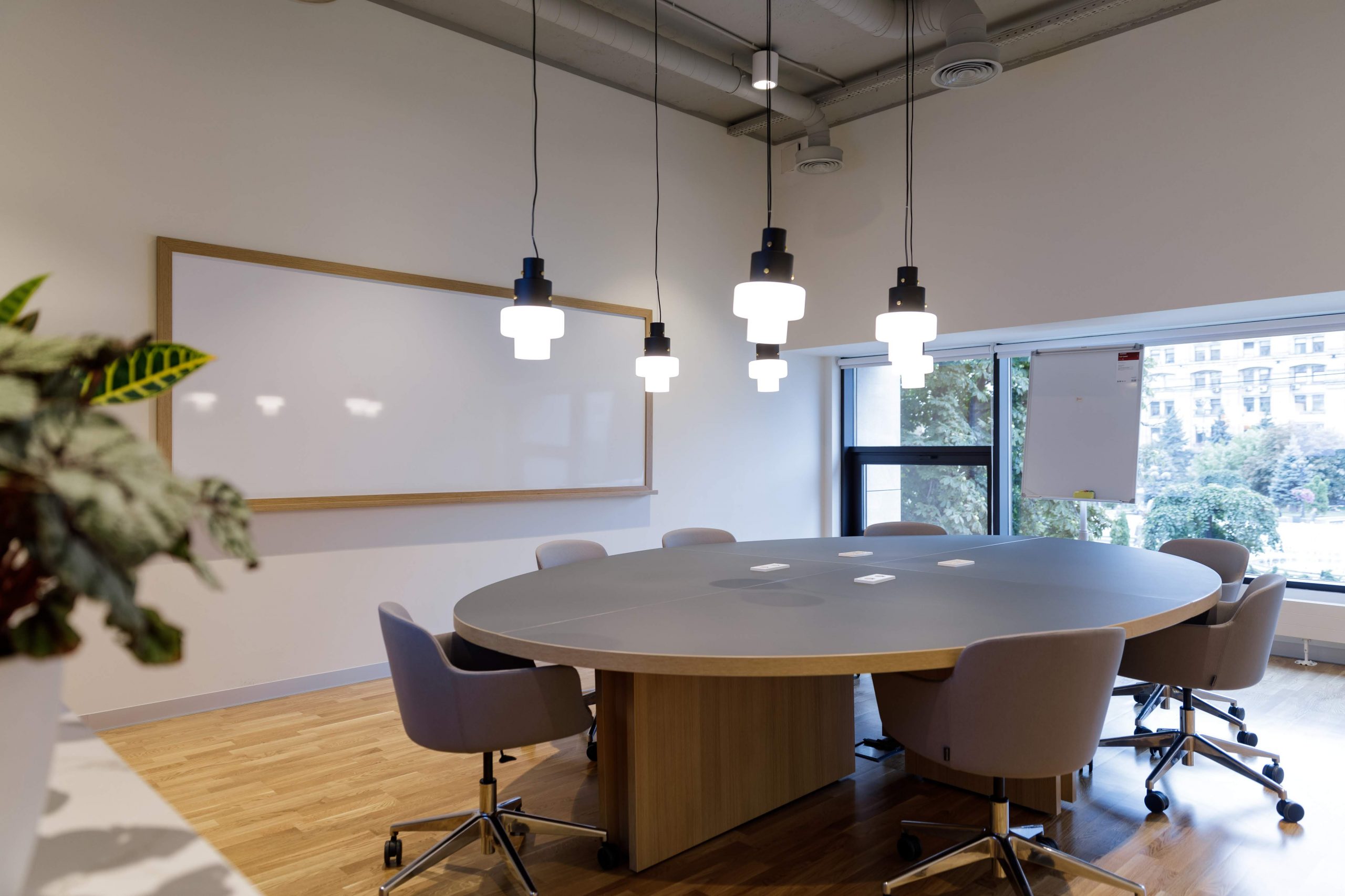 Konferenční místnost s kulatým stolem v administrativní budově SPACES