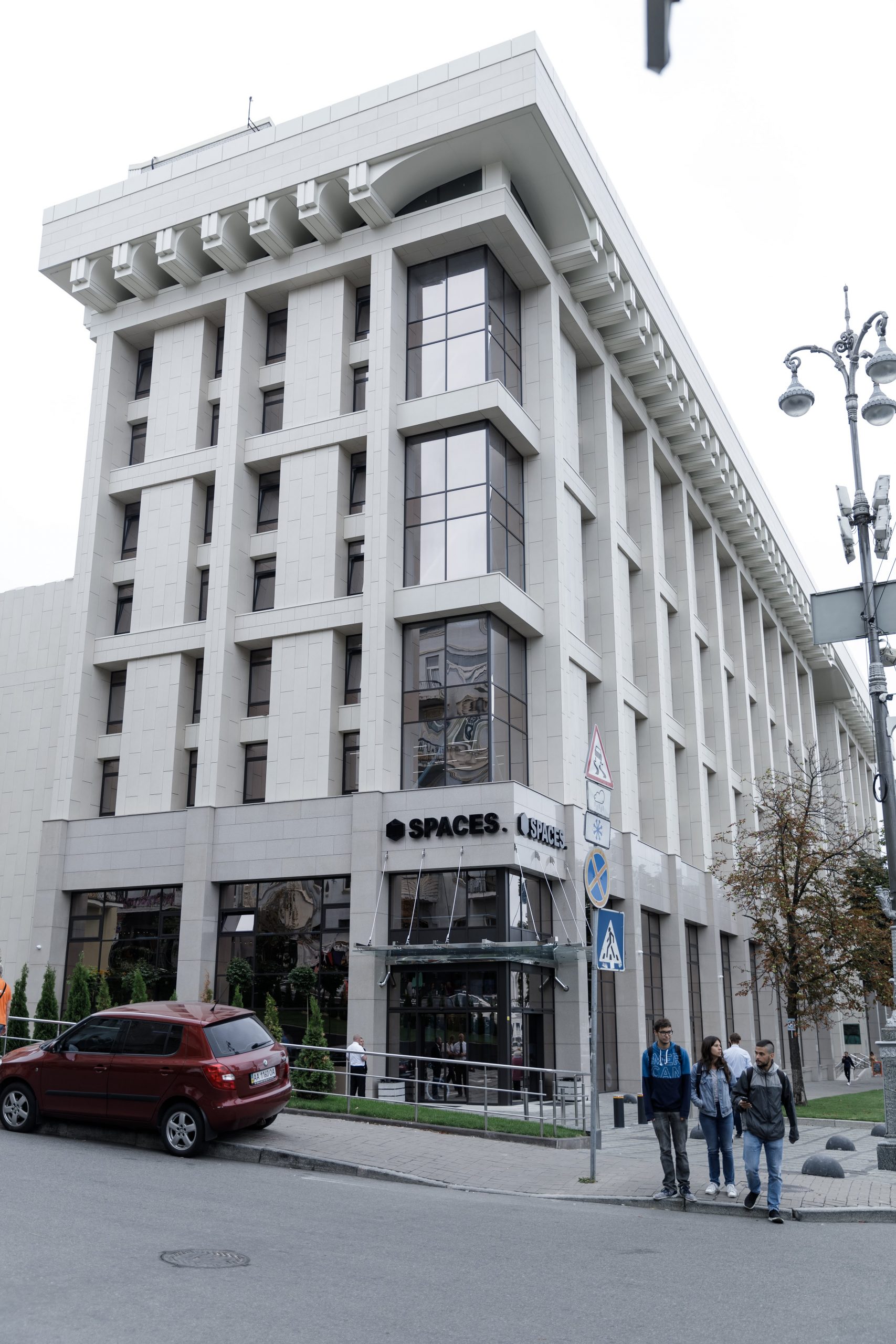 Pohled z ulice na administrativní budovu SPACES v Kyjově