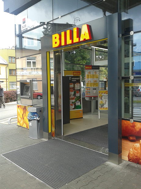 Vchod do zrekonstruované prodejny BILLA v České Republice