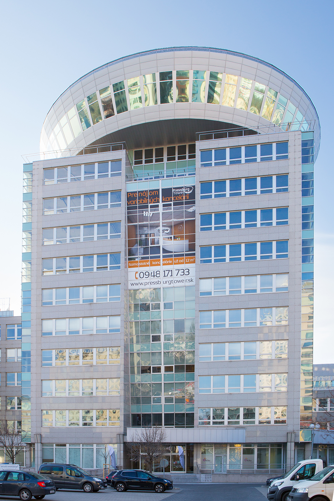 Pohled na přední stranu administrativní budovy Pressburg Tower v Bratislavě