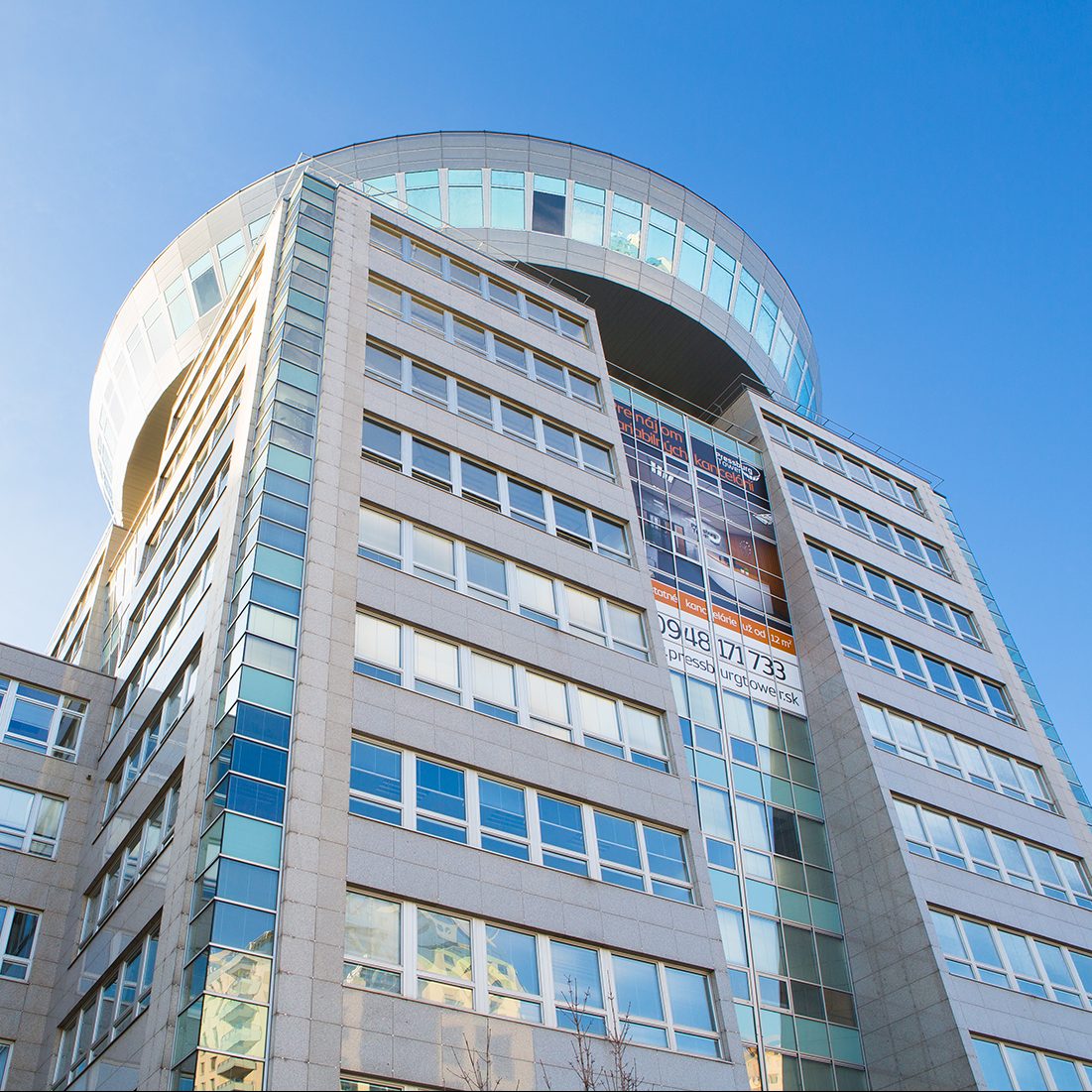 Vnější pohled na administrativní budovy Pressburg Tower v Bratislavě