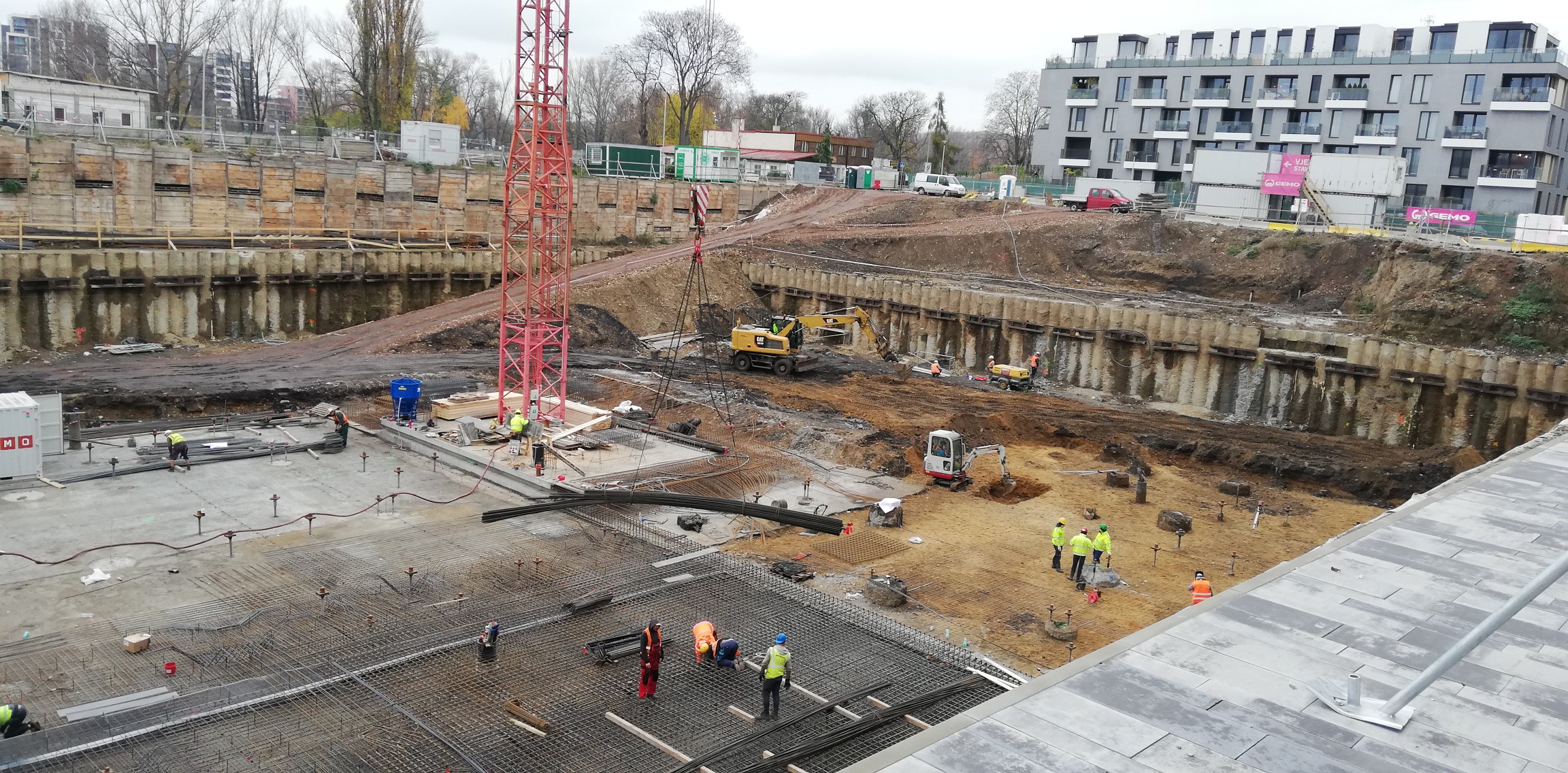Jeřáb na staveništi DOCK IN FIVE v Praze