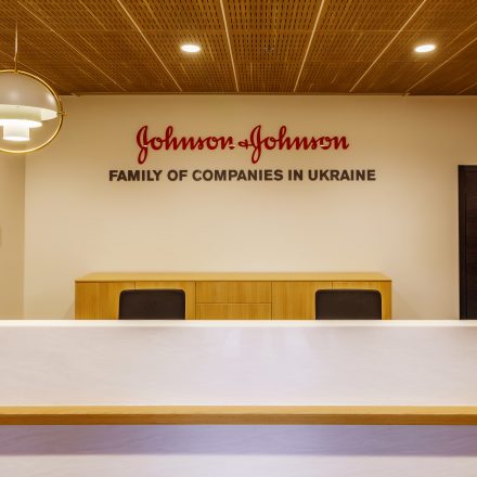 Recepce společnosti Johnson a Johnson na Ukrajině