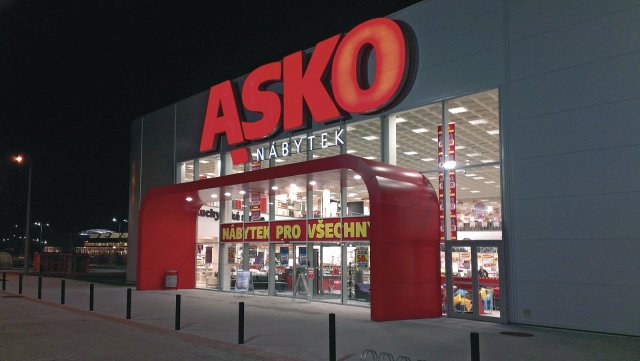 Vchod do prodejny ASKO ve večerních hodinách v České Republice