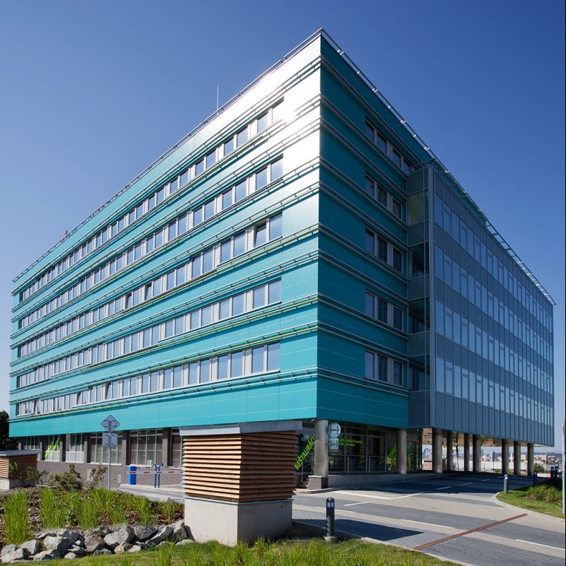 Budova administrativního centra s příjezdovou cestou ECoPoint v Košicích na Slovensku