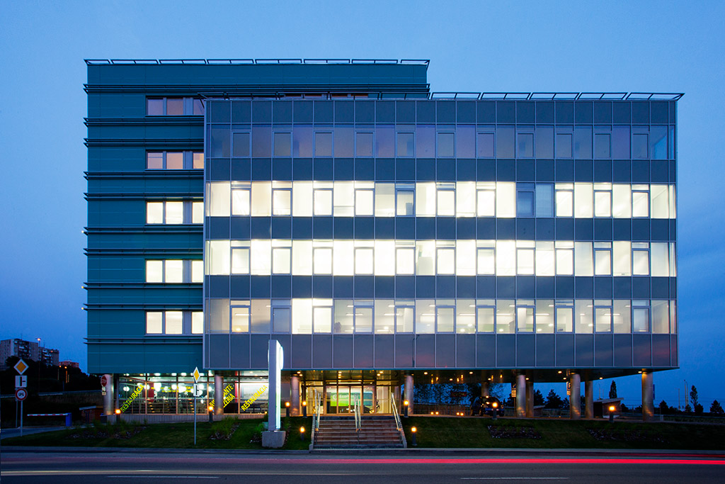 Večerní pohled na budovu administrativního centra ECoPoint v Košicích na Slovensku