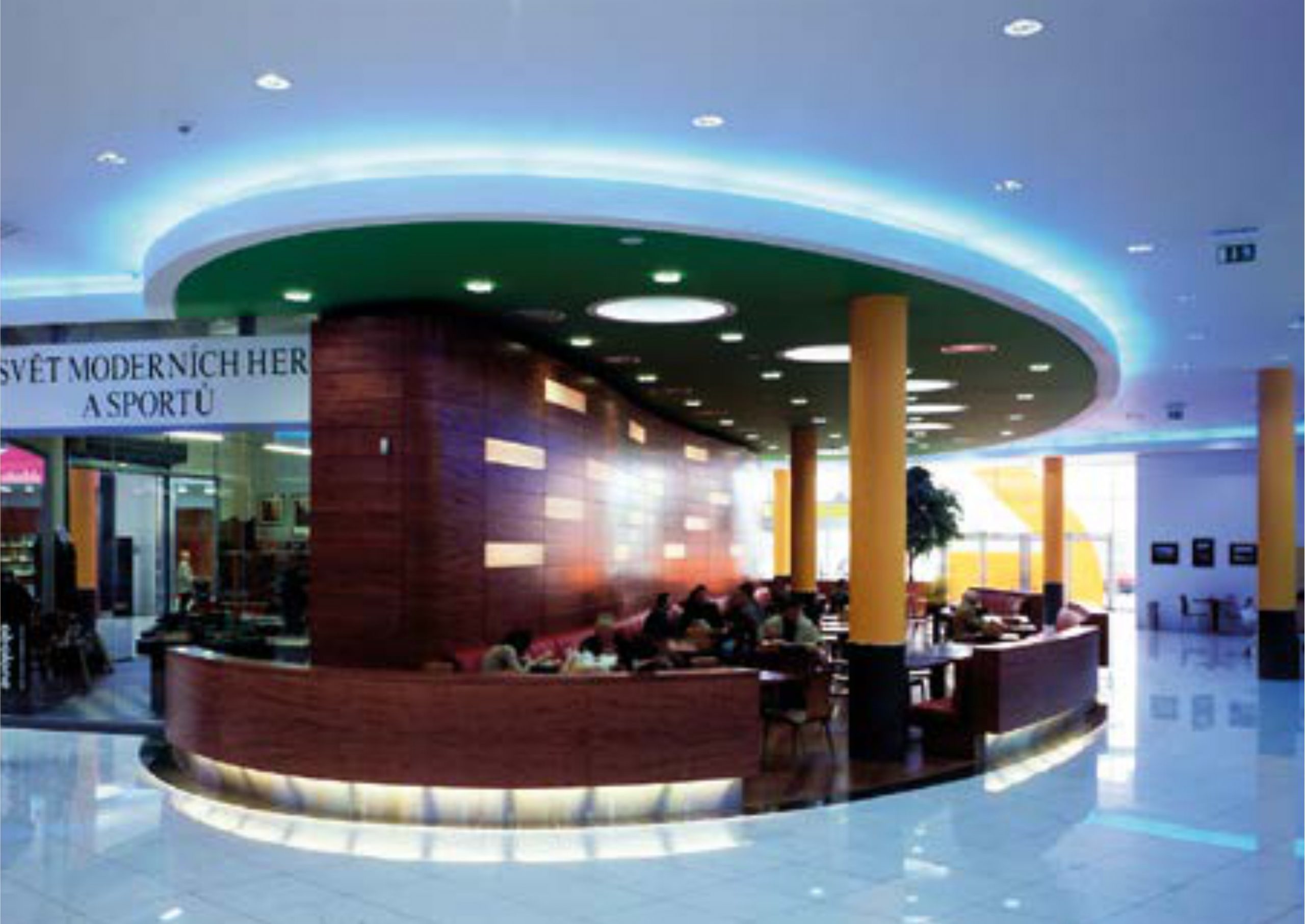 Posezení a obchod v obchodním centru Europark v Praze