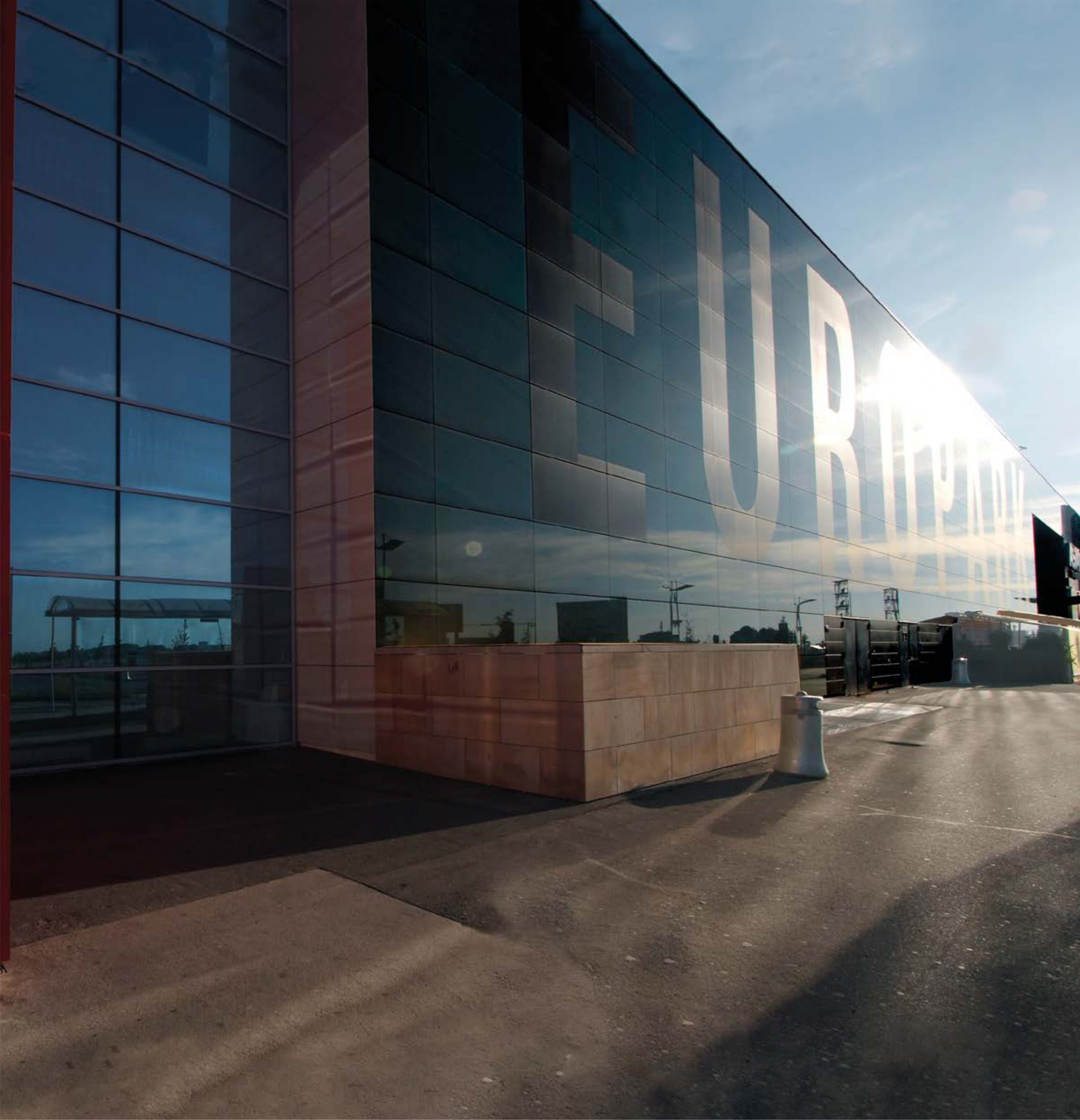 Přední strana obchodního centra Europark v Praze