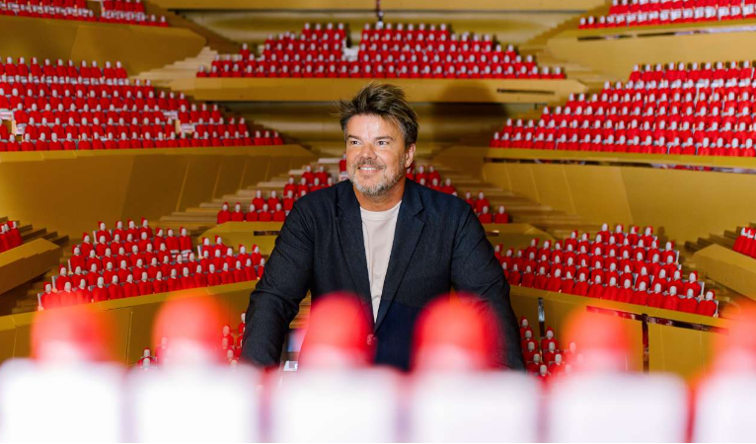 : Bjarke Ingels, zakladatel a kreativní ředitel ateliéru BIG, v akustickém modelu hlavního sálu Vltavské filharmonie, Foto: Jan Malý